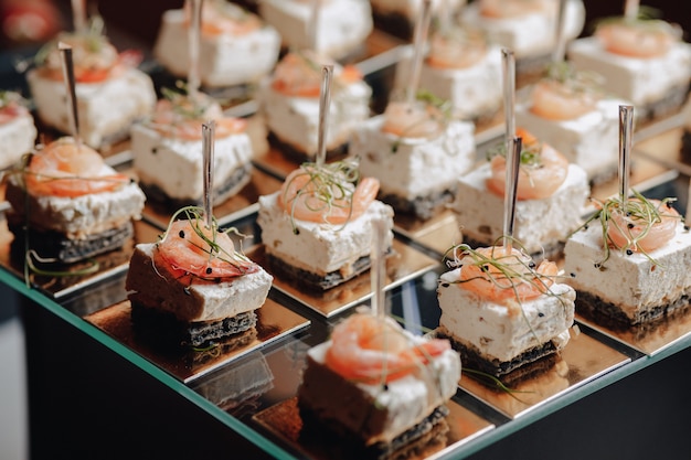 Delicioso buffet festivo com canapés e diferentes deliciosas refeições