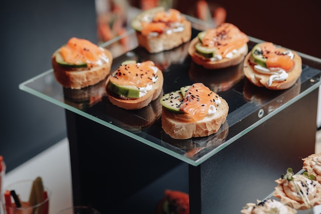 Delicioso buffet festivo com canapés e diferentes deliciosas refeições