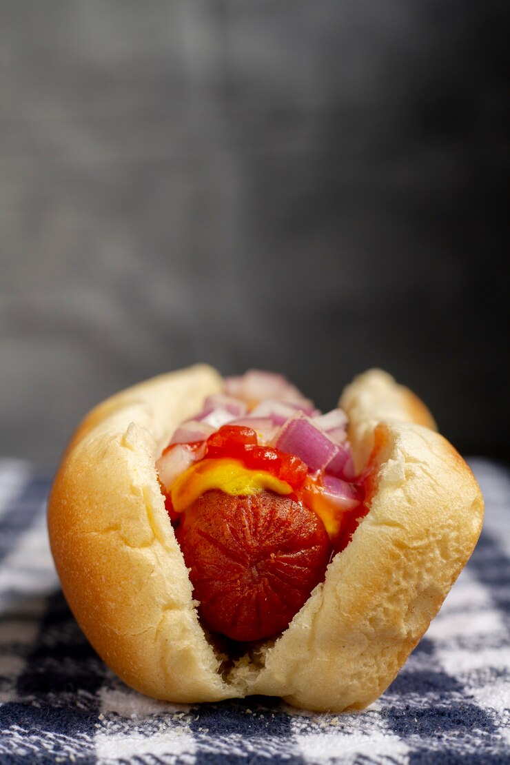 Foto grátis delicioso cachorro-quente com cebola