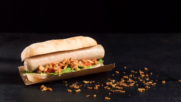 Foto grátis delicioso cachorro-quente fast-food em papel manteiga