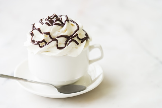 Delicioso café com chantilly e calda de chocolate