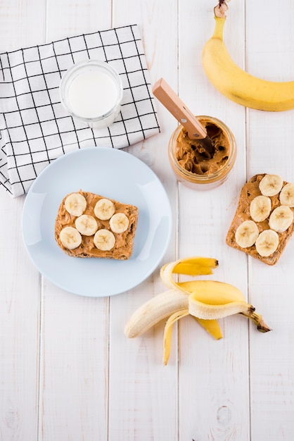 Foto grátis delicioso café da manhã caseiro pronto para ser servido