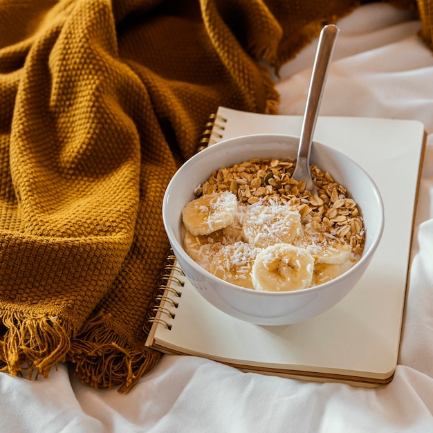 Delicioso café da manhã com cereais e banana