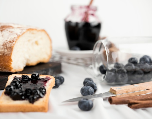 Delicioso café da manhã com geléia de mirtilo