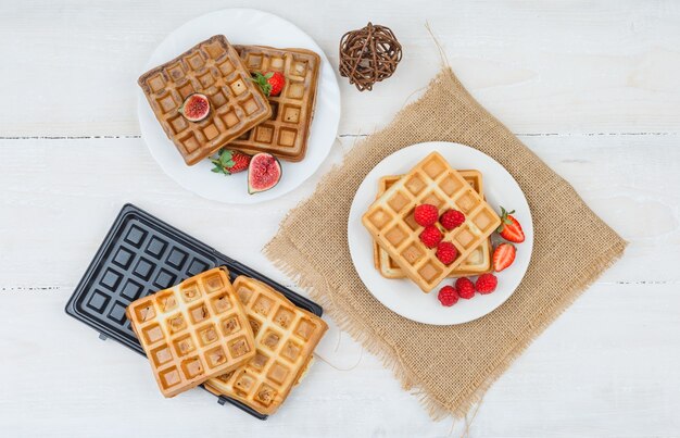 Delicioso café da manhã com waffles e frutas