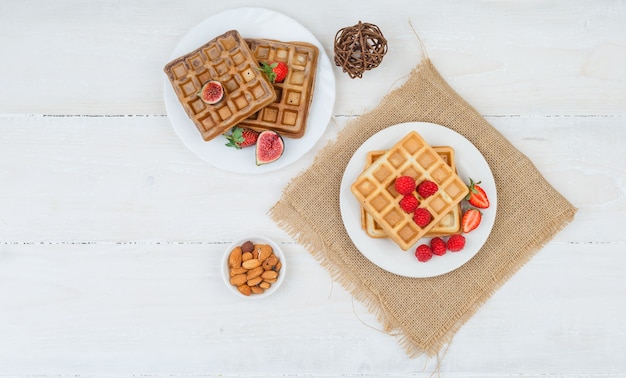 Delicioso café da manhã com waffles e frutas