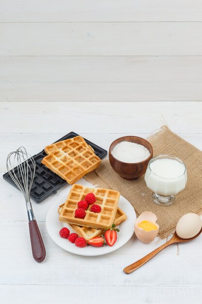 Delicioso café da manhã com waffles e frutas