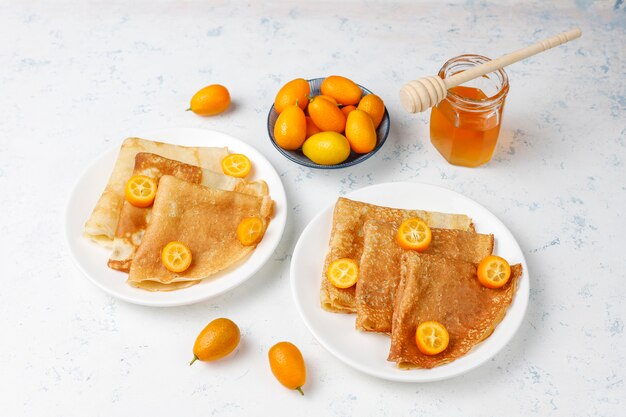 Delicioso café da manhã. Feriado ortodoxo Maslenitsa. Crepes com cumquats e honet, vista superior