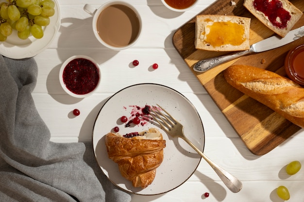 Foto grátis delicioso café da manhã francês com croissant