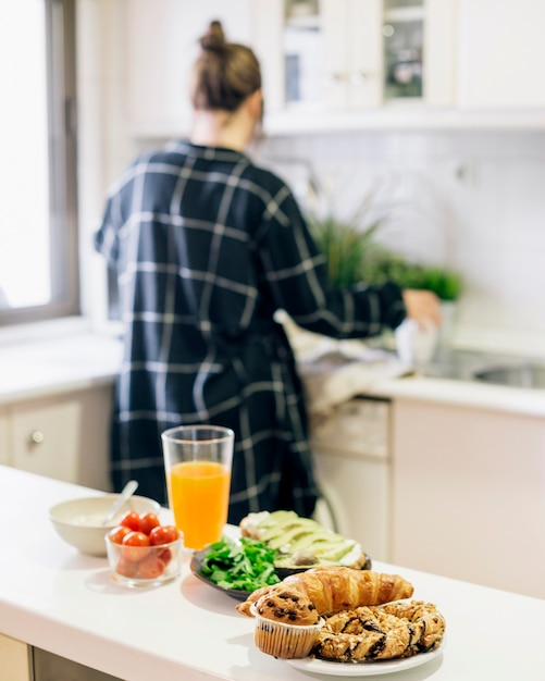 Foto grátis delicioso café da manhã saudável na bancada da cozinha