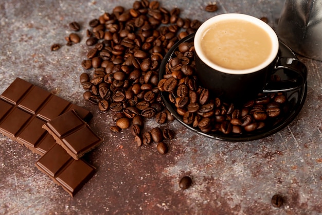 Delicioso café e barras de chocolate