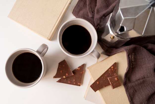Delicioso café e pedaços de chocolate