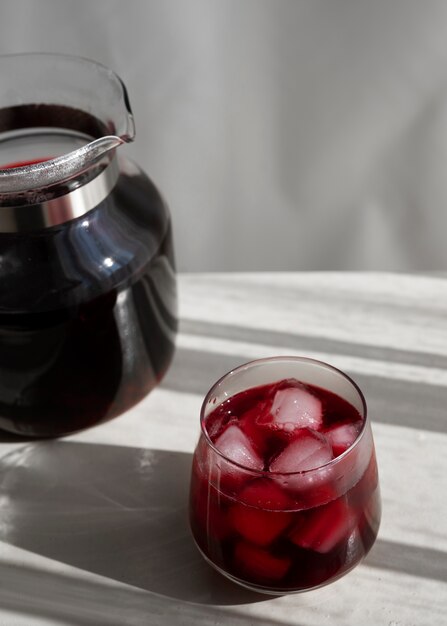 Delicioso chá gelado na mesa de alto ângulo