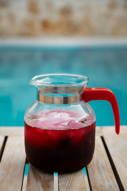 Foto grátis delicioso chá gelado na mesa na piscina