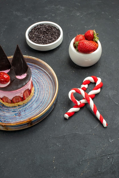 Foto grátis delicioso cheesecake de frente com morango e chocolate em tigelas de prato