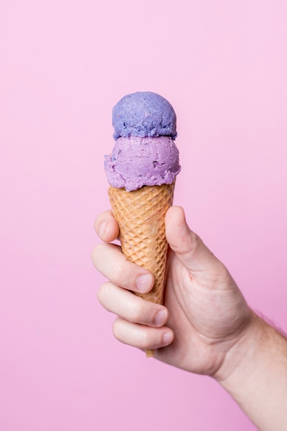 Delicioso cone de biscoito e bolas de gelo gritar