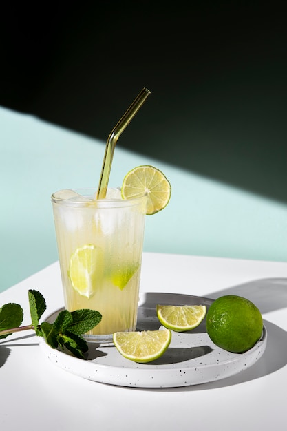 Foto grátis delicioso coquetel de caipirinha com fatia de limão