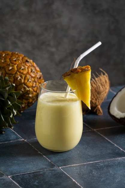 Delicioso coquetel pina colada ainda vida