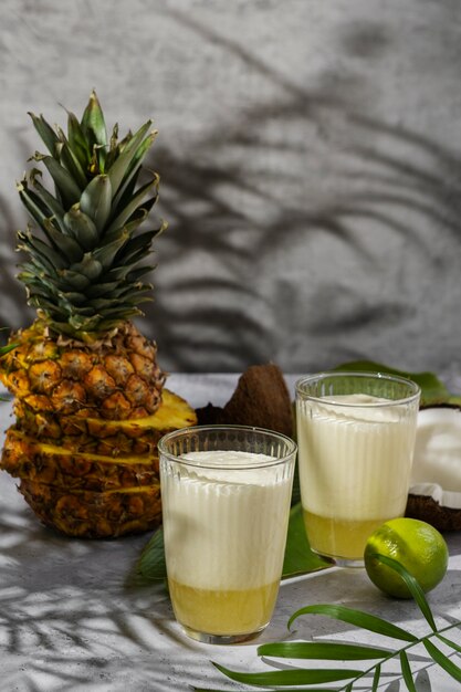 Delicioso coquetel pina colada com abacaxi