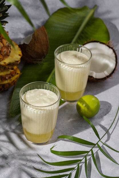 Delicioso coquetel pina colada com abacaxi