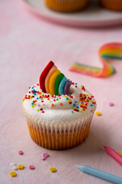Delicioso cupcake de arco-íris natureza morta