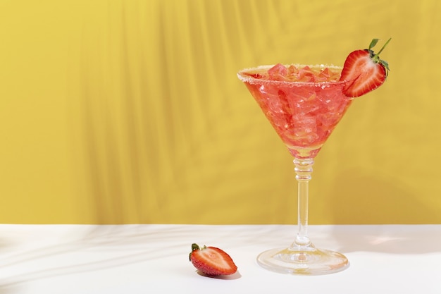 Delicioso daiquiri com morango e fundo amarelo