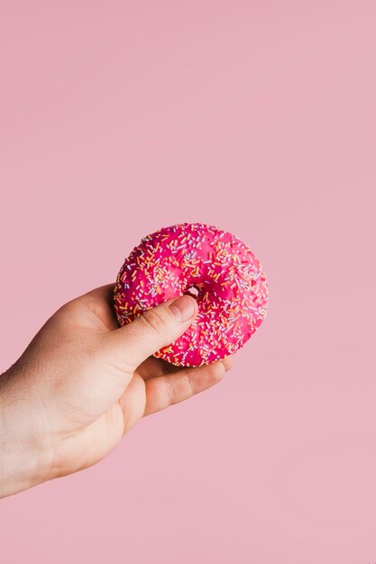 Delicioso donut na mão