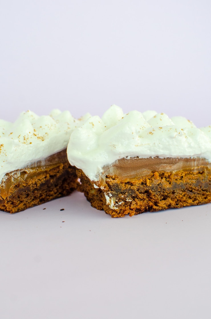 Foto grátis delicioso e apetitoso pedaço de bolo com creme no fundo branco