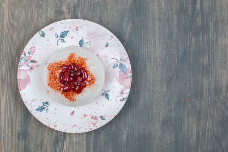 Foto grátis delicioso feijão com arroz em uma mesa de madeira