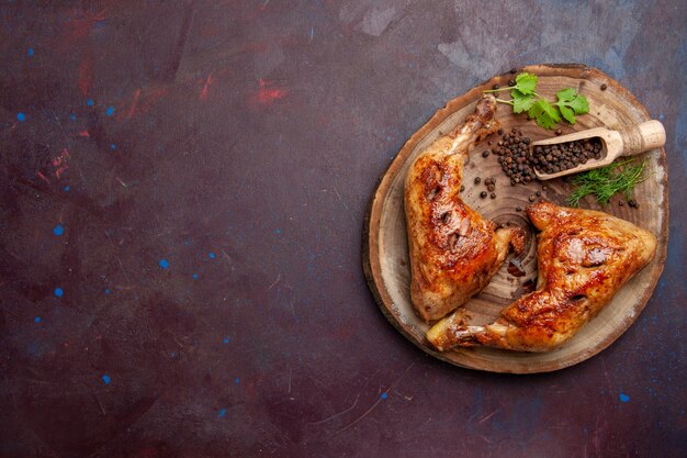 Delicioso frango frito com pimenta de cima na mesa escura