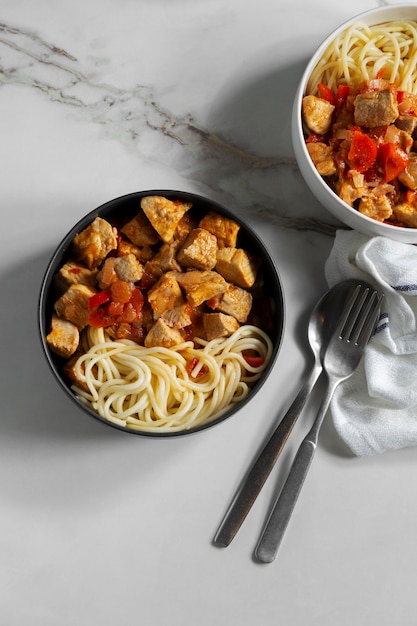 Delicioso goulash e macarrão acima da vista