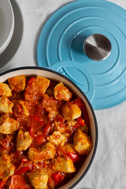 Delicioso goulash na mesa ainda vida plana lay