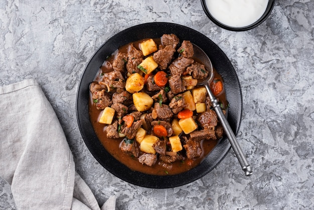 Foto grátis delicioso goulash pronto para o jantar