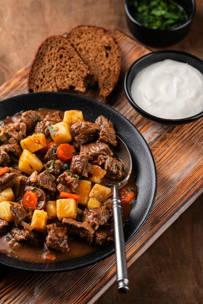 Foto grátis delicioso goulash pronto para o jantar