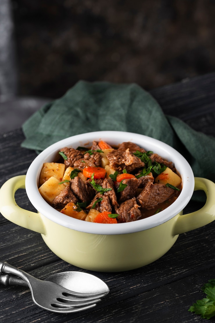 Foto grátis delicioso goulash pronto para o jantar