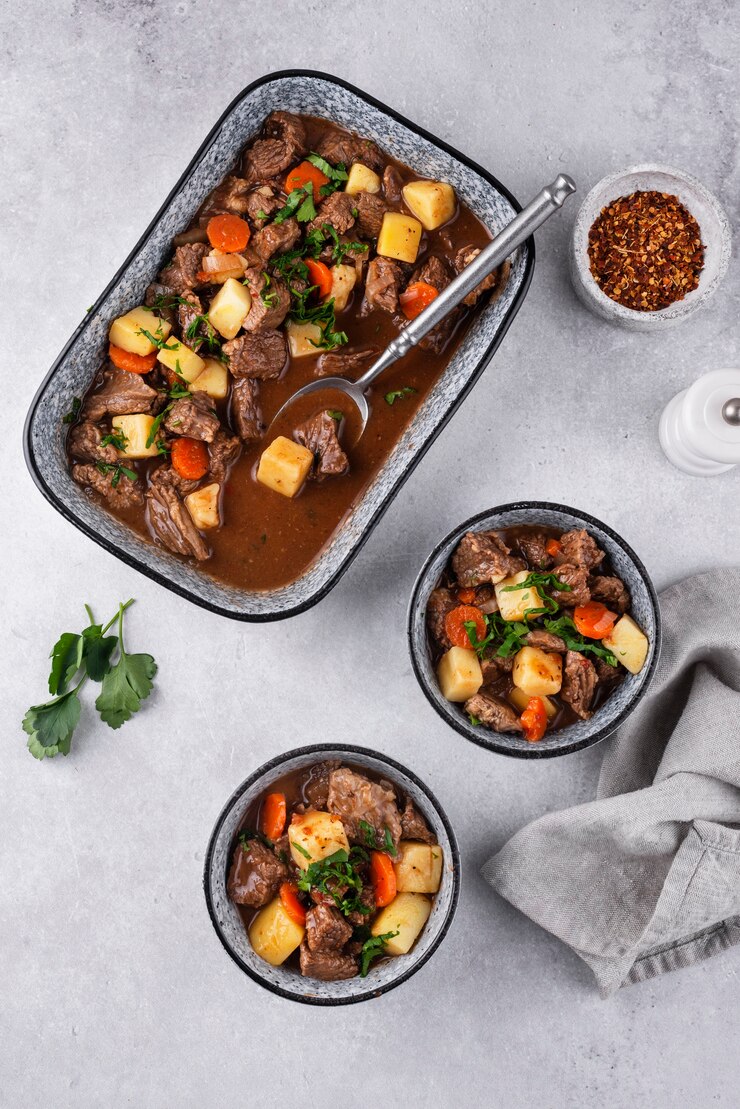 Foto grátis delicioso goulash pronto para o jantar