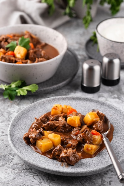 Foto grátis delicioso goulash pronto para o jantar