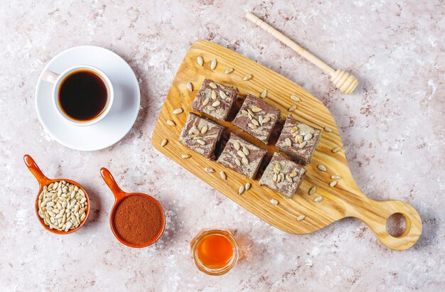 Delicioso halva de mármore com sementes de girassol, cacau em pó e mel