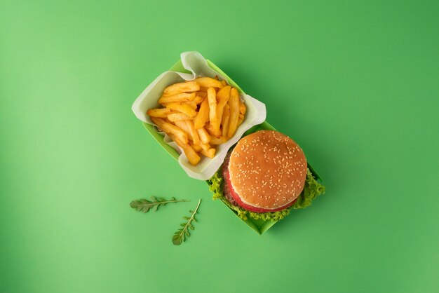 Delicioso hambúrguer com fritas de cima