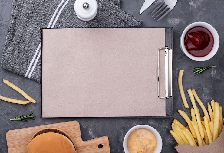 Foto grátis delicioso hambúrguer e batatas fritas com prancheta
