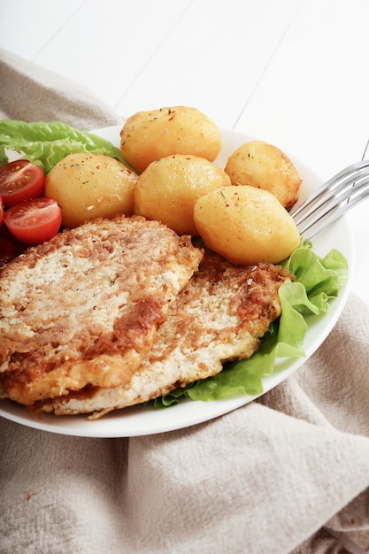 Foto grátis delicioso jantar com bifes, batatas cozidas e salada