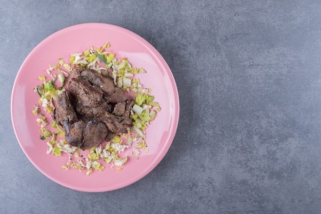 Foto grátis delicioso kebab grelhado na placa-de-rosa.