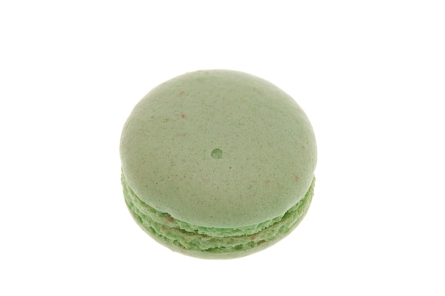 Foto grátis delicioso macaroon verde isolado no fundo branco. lanche saboroso