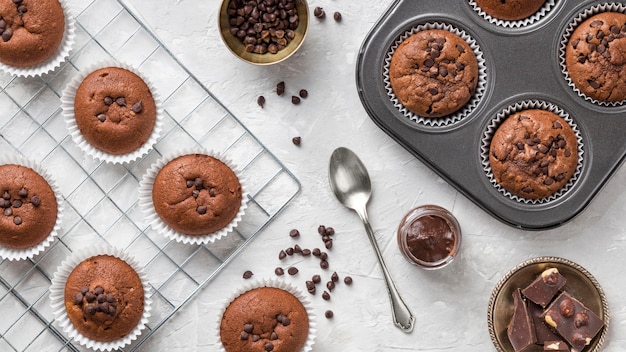 Foto grátis delicioso muffin de cima com chocolate