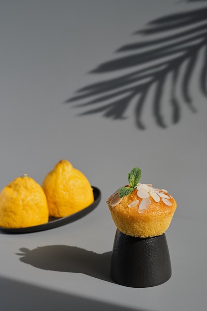 Delicioso muffin ou cupcake de limão com cobertura e flocos de amêndoa
