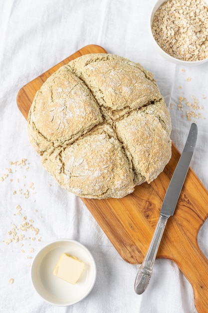 Foto grátis delicioso pão branco em uma placa de corte