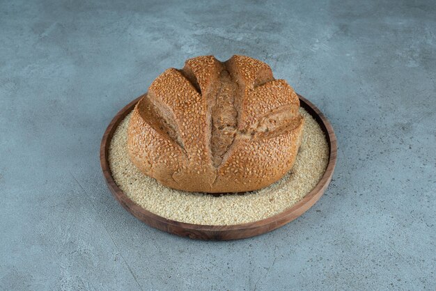 Delicioso pão de centeio na placa de madeira.