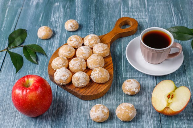 Delicioso pão russo tradicional com maçã