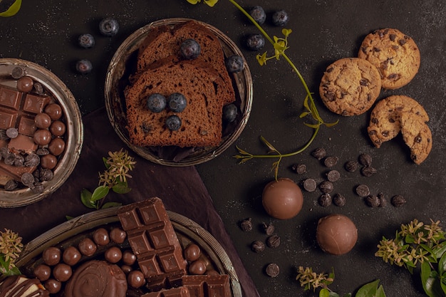 Foto grátis delicioso plano leigos sortimento de chocolate misto