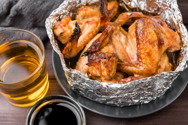 Delicioso prato de asas de frango e álcool